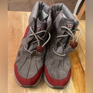 UGG Kids Unisex Turlock Snow Boot size 4, new but have some scuffs/marks